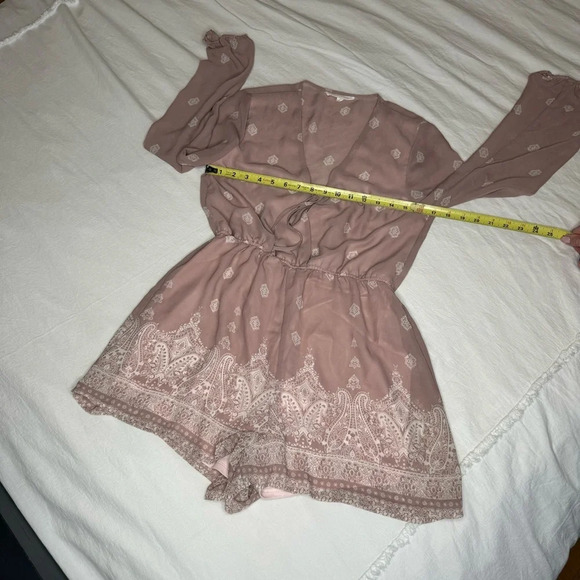 Love Tree Blush Pink Romper Size L long sleeve Paisley detail summer date night - Picture 10 of 16